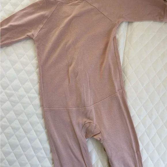 Kate Quinn Organic Baby Footed Bamboo Onesie Button Down Light Pink - Picture 2 of 3